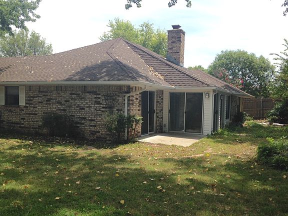 Large Cul-De-Sac yard with mature trees.