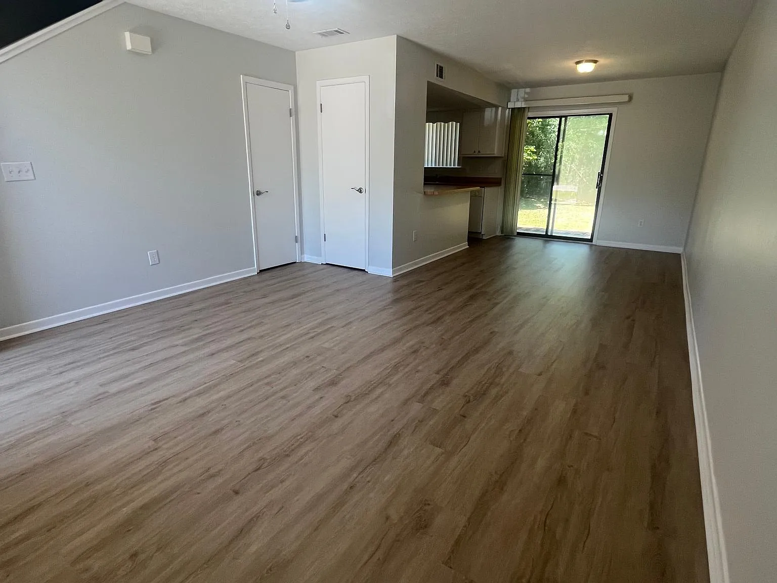 2 bed, 1.5 bath, 1100 sqft, $1,600 — Photo 4