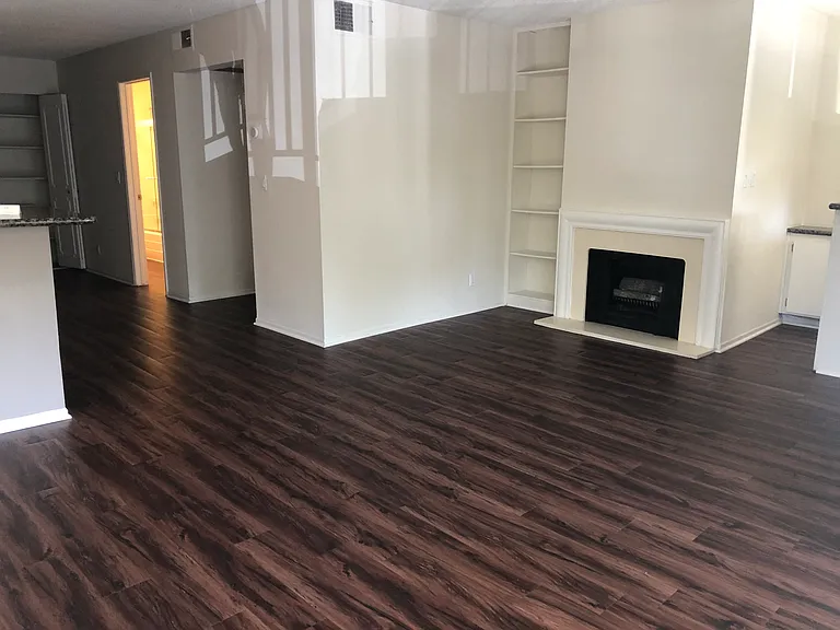 Versailles on the Lake Apartments — Photo 78