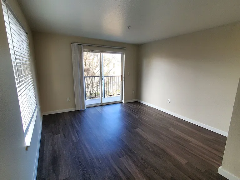 411 10th Ave — Photo 15