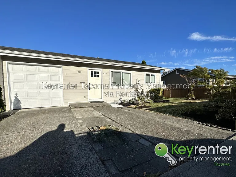 221 Sunset Dr — Photo 1