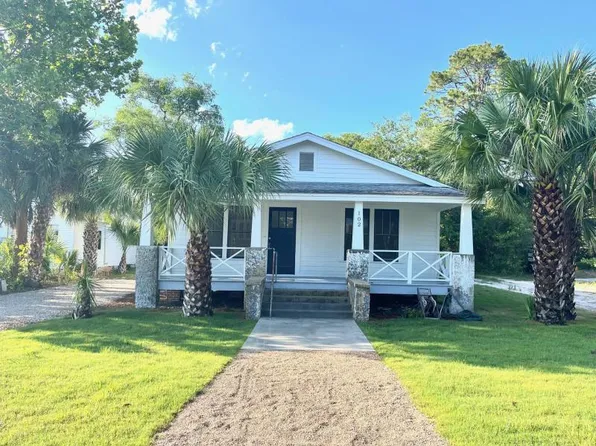 102 E Meridian Ave, Carrabelle, FL 32322