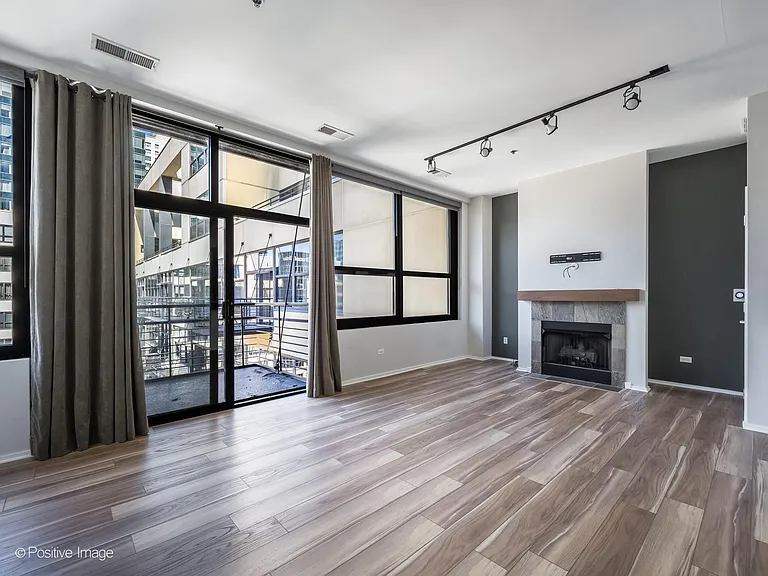 130 S Canal St #820 — Photo 4