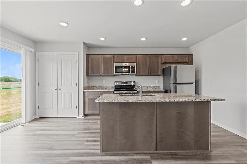 4 bed, 1816 sqft, $2,399 — Photo 3