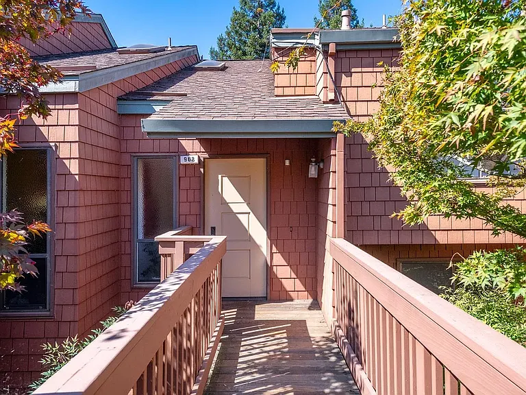 968 Arlene Way — Photo 3