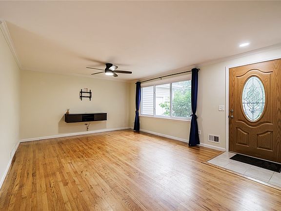 3rd image of 18 Ainsworth Ln