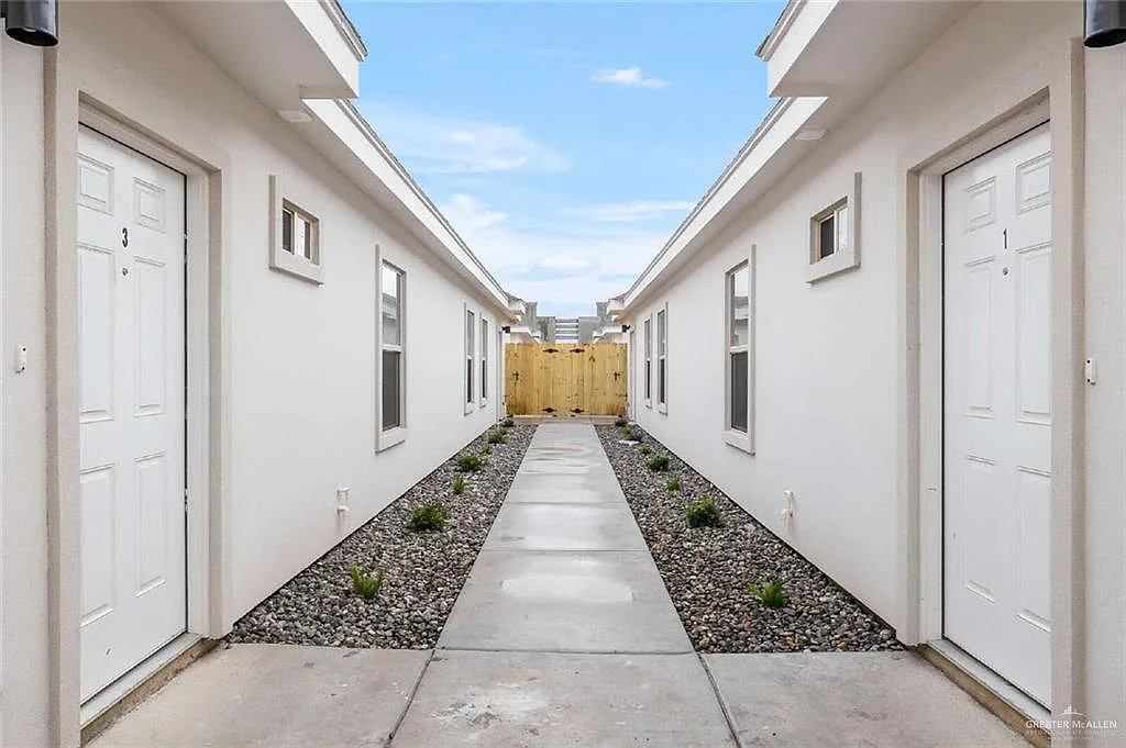 3 bed, 2.0 bath, 1078 sqft, $1,125 — Photo 2