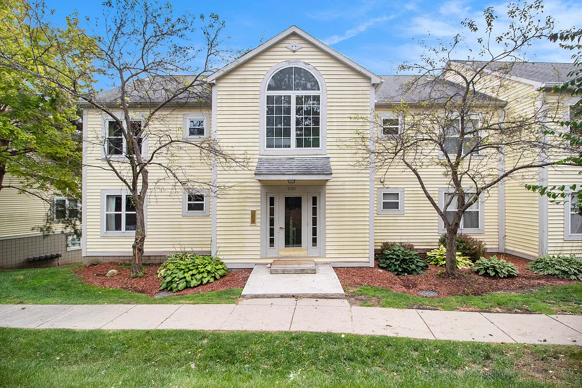 Building Photo - 2221 S Huron Pkwy #2