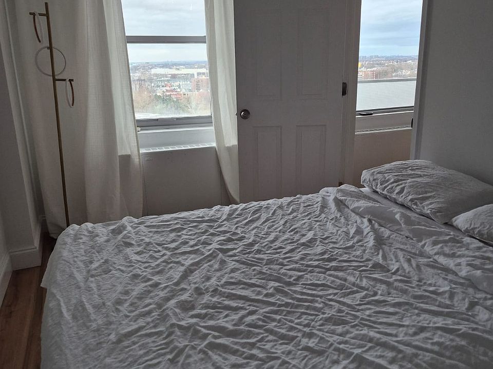 Bedroom (daytime) with door open