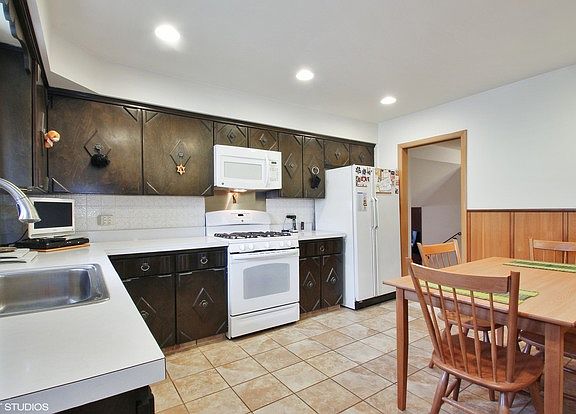 4th image of 7139 N Hamlin Ave
