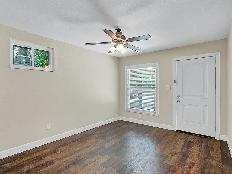 436 W Holland St — Photo 11