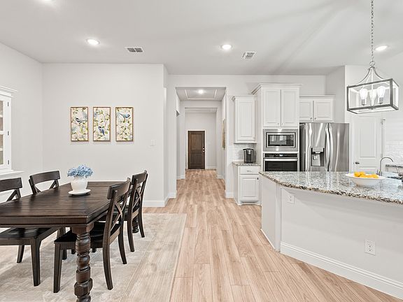 3rd image of 809 Mathew Dr