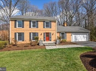 10700 Deneale Pl, Fairfax, VA 22032
