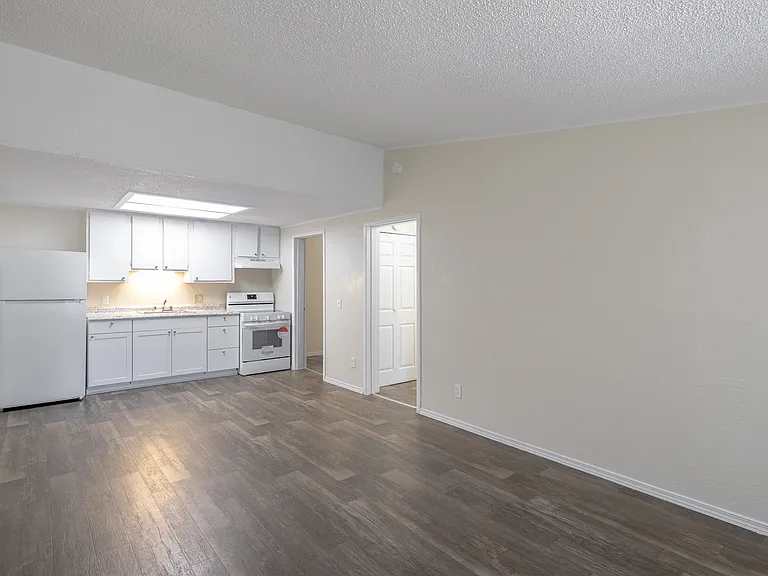 Crystal Court Apartments — Photo 40