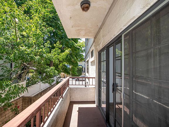 4th image of 11594 Moorpark St APT 104