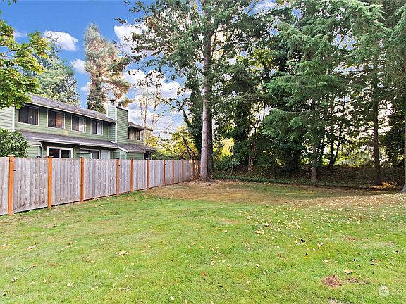 Green areas and paths throughout complex.>