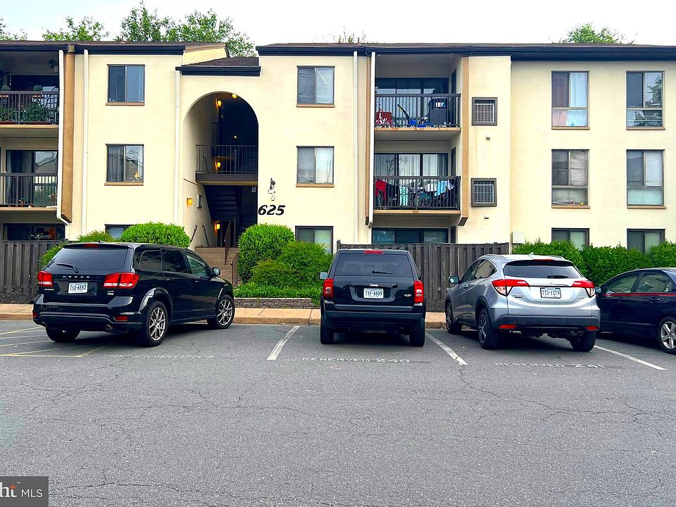 1st image of 625 Center St APT 103
