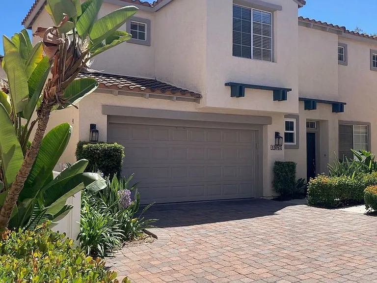 162 Las Flores — Photo 1