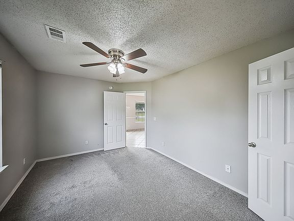 4th image of 102 NW Park St APT 1
