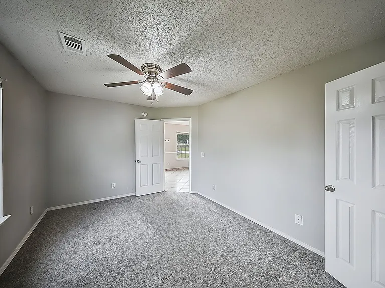 102 NW Park St #1 — Photo 4