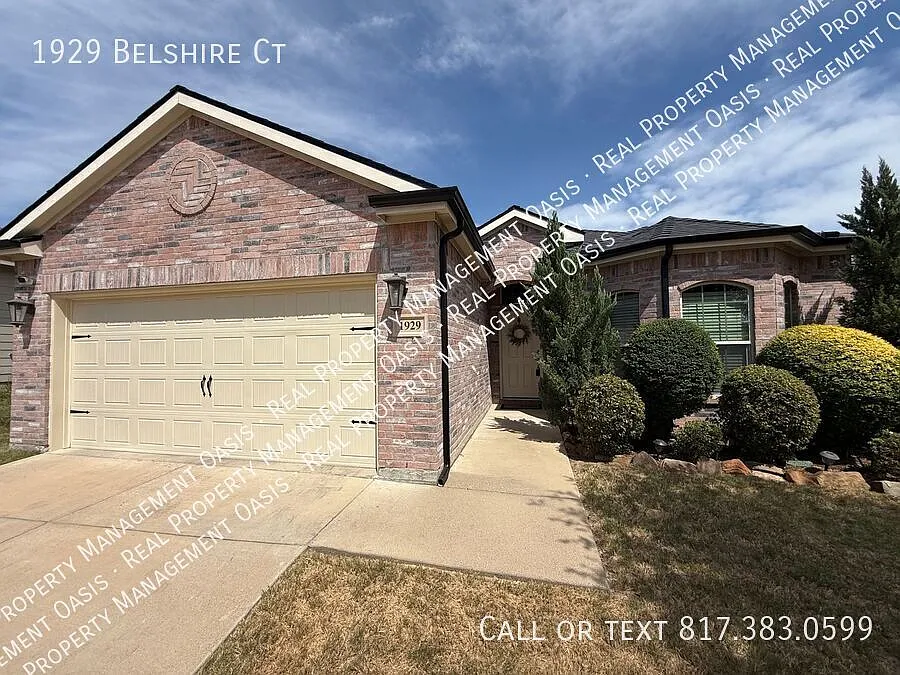 Move-In Ready Fort Worth Home Peace & Convenience — Photo 1