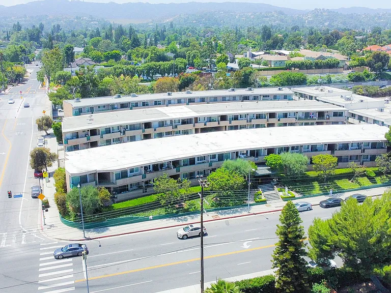 Encino Plaza Apartments — Photo 1