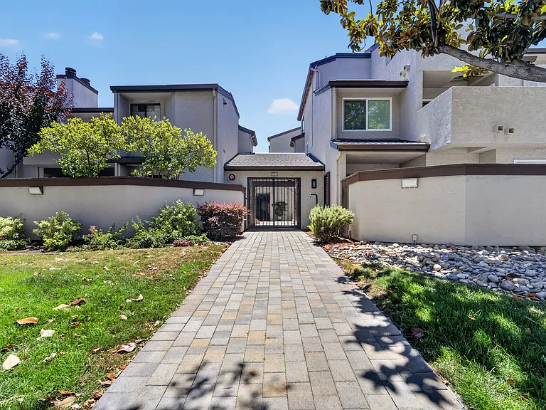 2201 The Alameda #27 — Photo 3