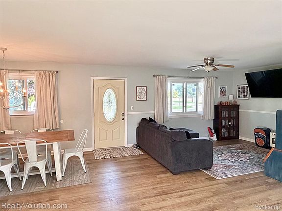 4th image of 790 Maple Vista St