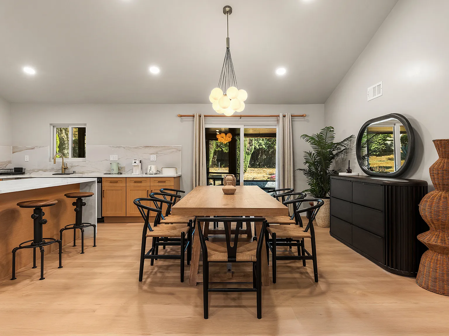 3 bed, 1390 sqft, $5,200 — Photo 3