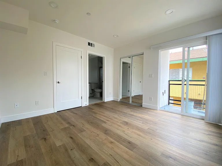 545 1/2 N Kingsley Dr — Photo 10