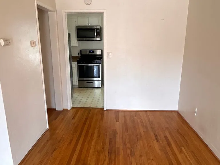 Windansea Apartments — Photo 10
