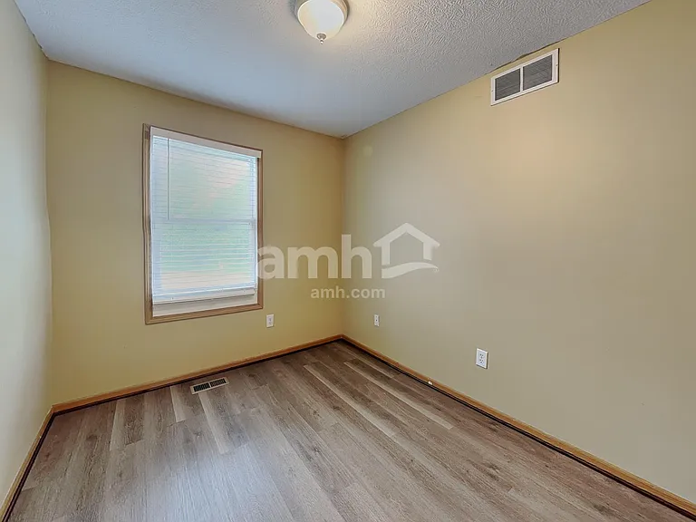 949 Rowland Ave — Photo 16