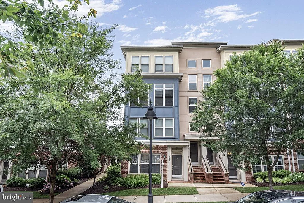 3 bed, 2.5 bath, 1707 sqft, $3,300 — Photo 1