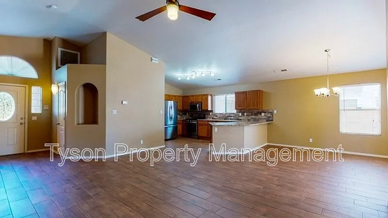 3 bed, 2.0 bath, 1624 sqft, $2,195 — Photo 2