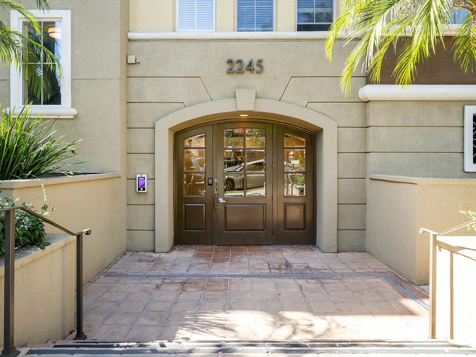 2245 Beverly Glen — Photo 3