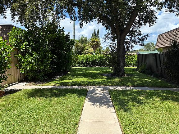 3rd image of 402 Waterview Dr