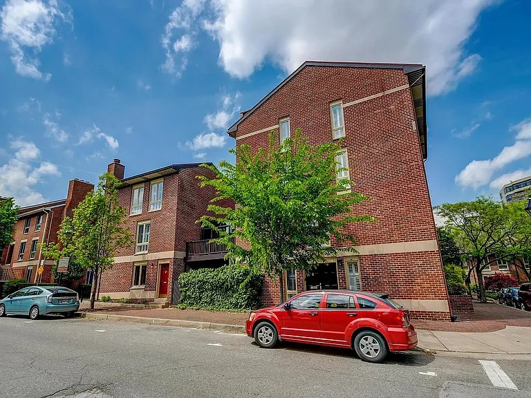 100 W Barre St — Photo 25