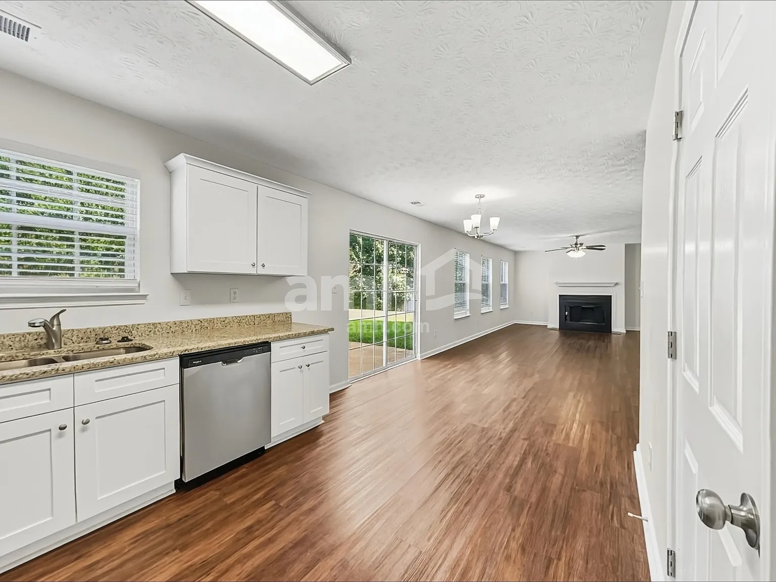 3 bed, 2.5 bath, 1816 sqft, $2,205 — Photo 4