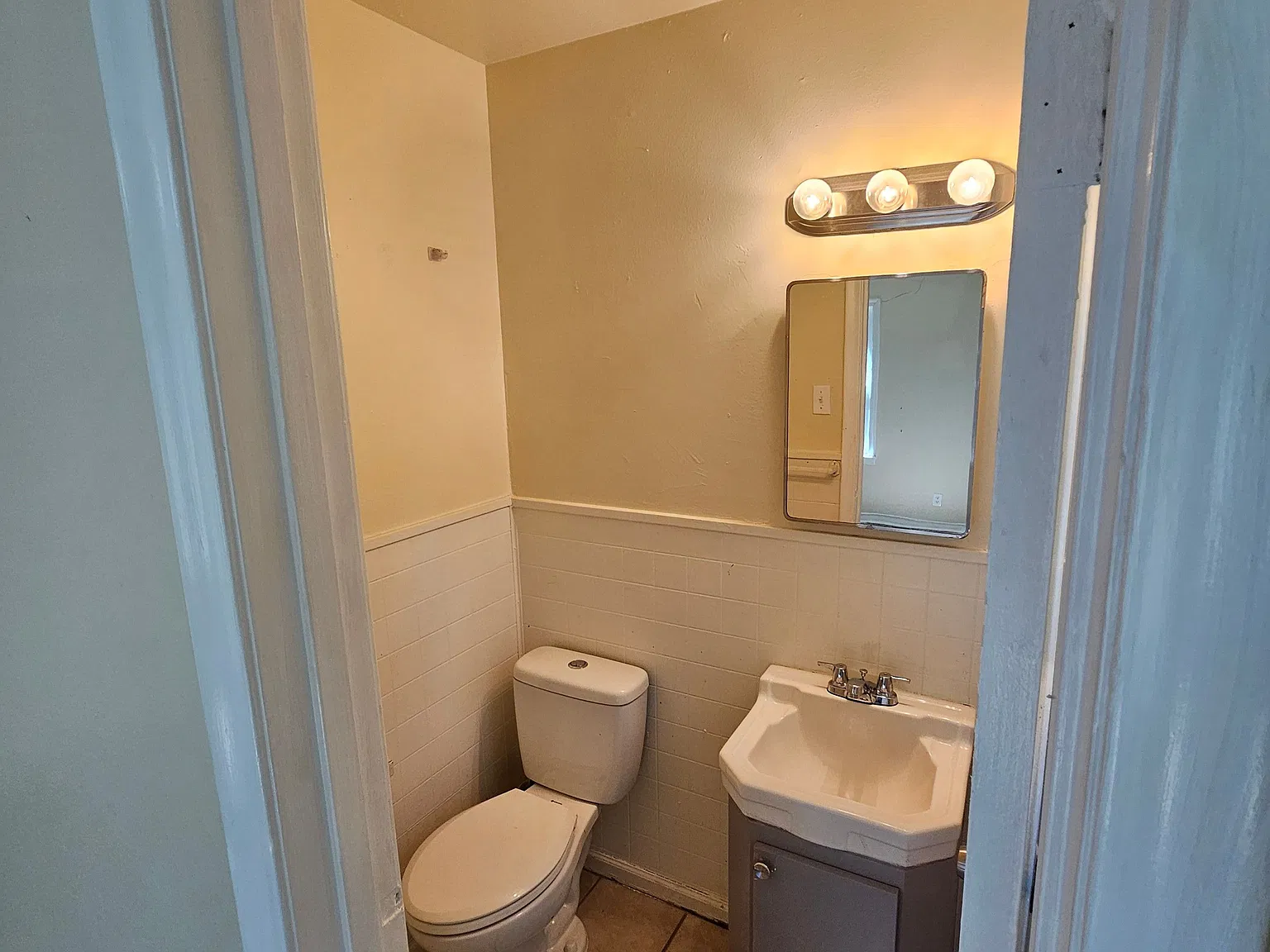 Recently Renovated 3 Bed 1.5 Bath 1 Car Attached Garage Fenced Yard New Appliances — Photo 4