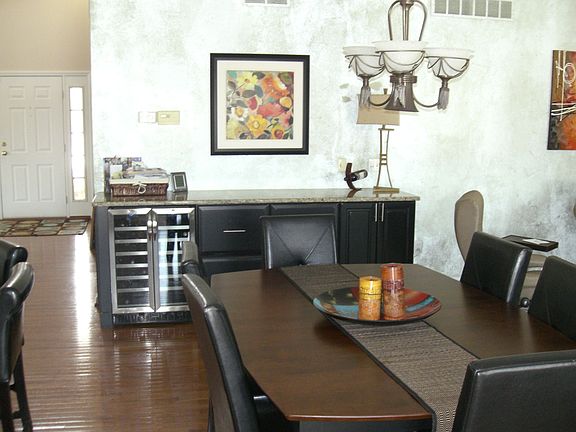 Kitchen/ Eat In Area