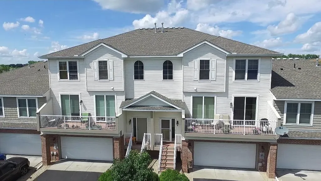 2 bed, 1.5 bath, 1404 sqft, $2,095 — Photo 1