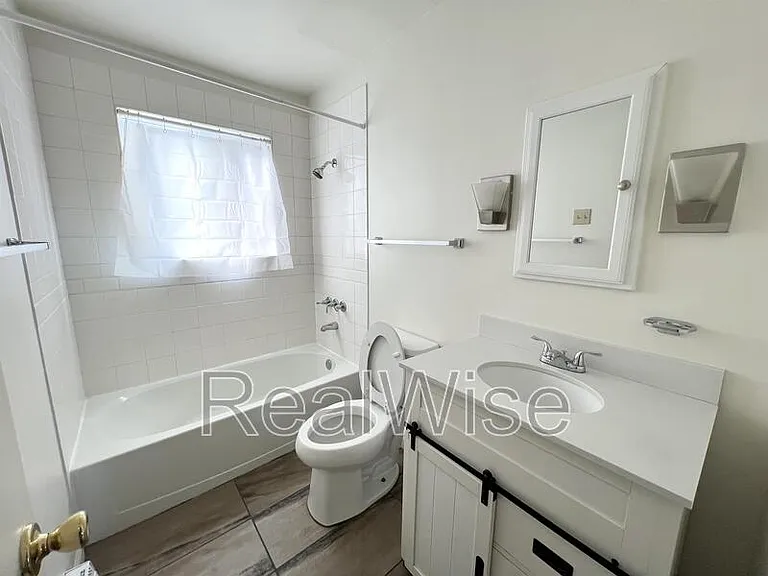 213 NE 7th St — Photo 16