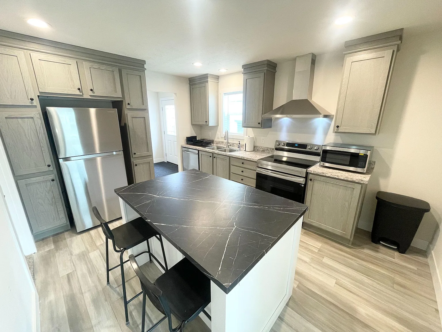 4 bed, 2.0 bath, 1300 sqft, $940 — Photo 3