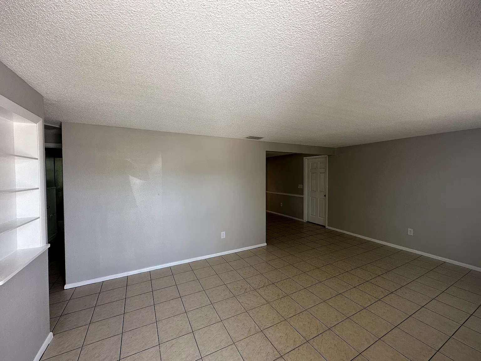 3/2 Home in New Port Richey with fenced back yard — Photo 2