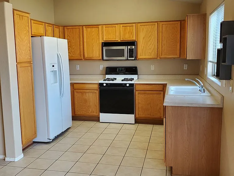 2514 S 110th Dr — Photo 5