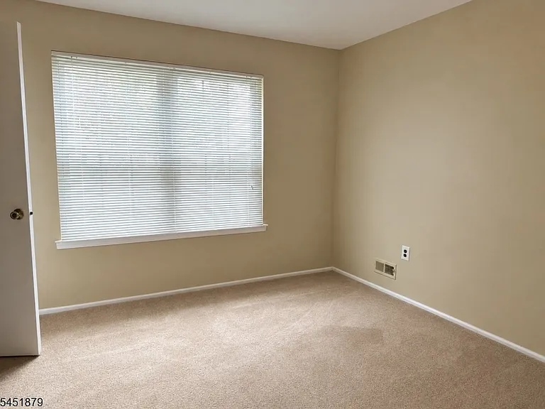 109 Applegate Ln — Photo 4