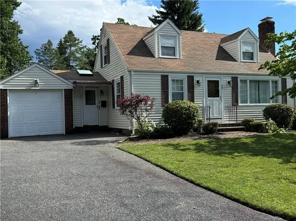 23 Ledgewood Dr, Cranston, RI 02920