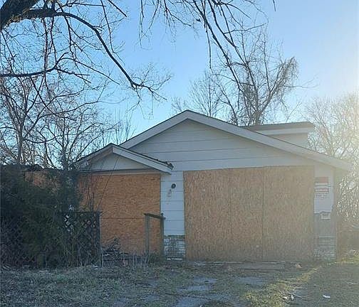 2nd image of 818 E 5th St