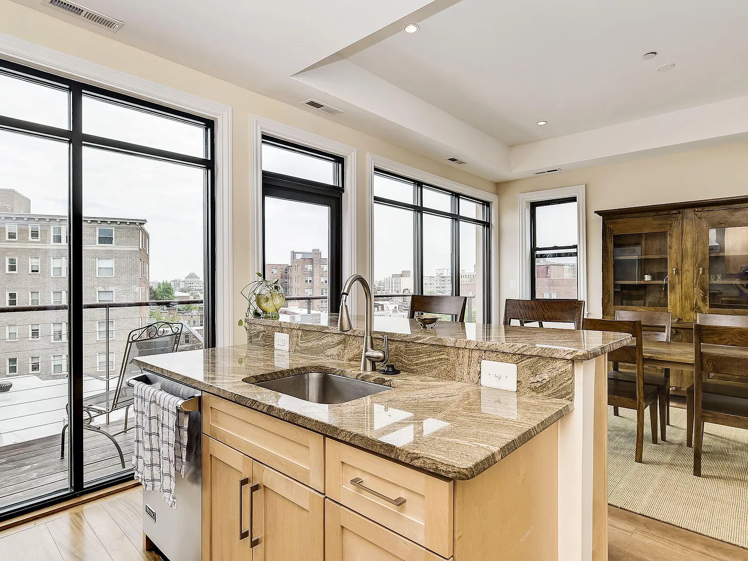 2 bed, 2.5 bath, 1777 sqft, $10,800 — Photo 3