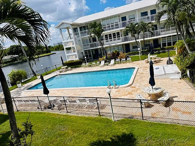 2 bed, 1.0 bath, 925 sqft, $1,895 — Photo 1